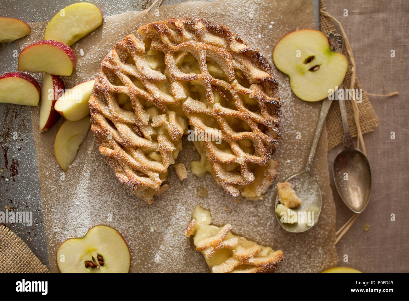 Ansicht von oben, Apfelkuchen Gitter mit frischen Äpfeln Stockfoto