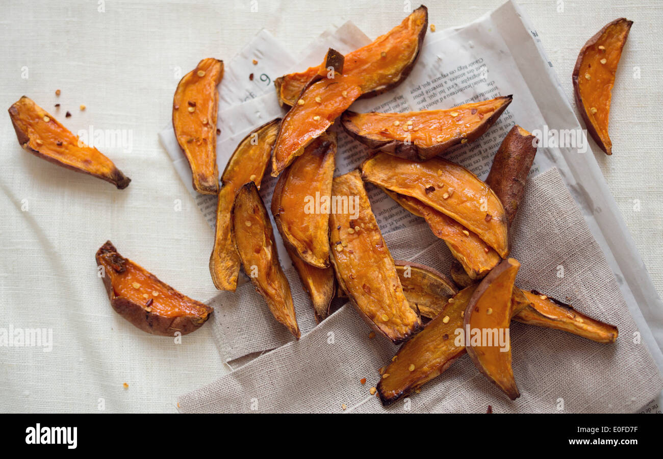 Draufsicht Streuung von Sweet Potato Wedges mit Chili Stockfoto