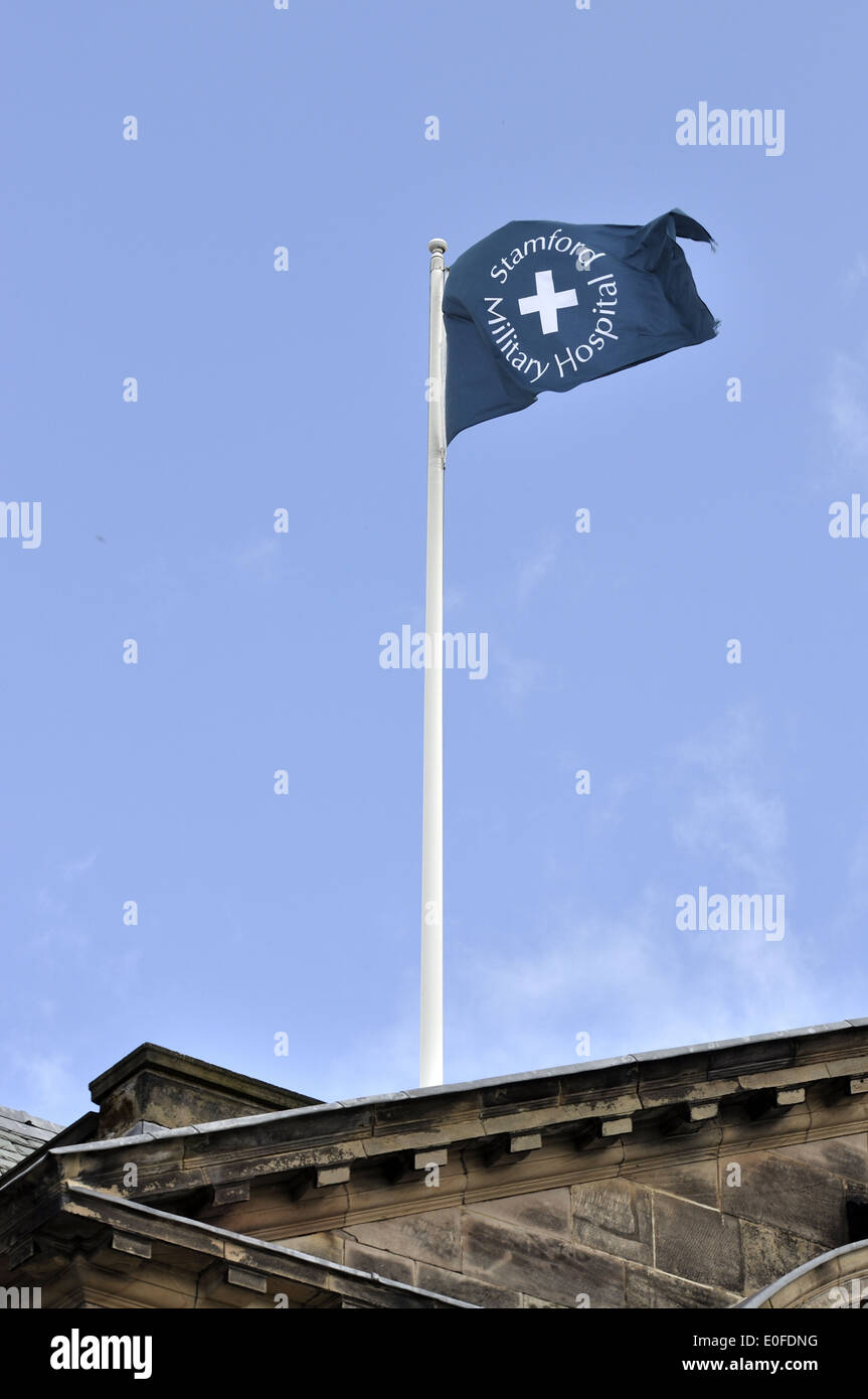 Blaue Flagge Mit Weissem Kreuz Und Stamford Military Hospital Uberfliegen Haus Am Dunham Massey Zum Gedenken An Seine Verwendung Wahrend Ww1 Stockfotografie Alamy
