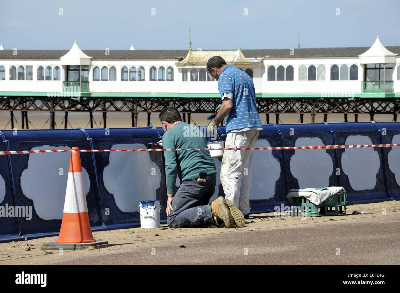 Zwei Maler, auf Promenade Zaun in Lytham St Annes Stockfoto
