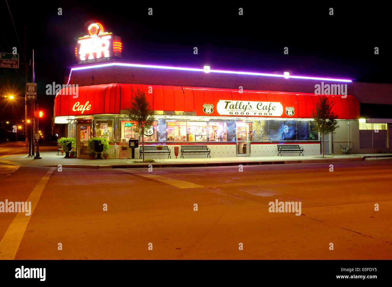 Tallys Café, Tulsa, Oklahoma. Traditionellen American Diner auf der alten Route 66, Neon-Lichter leuchten in der Nacht Stockfoto