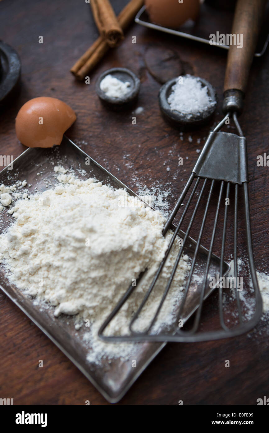Zutaten für die Herstellung von Pfannkuchen, mit Eiern, Mehl, Zimt und ein batterwhip Stockfoto