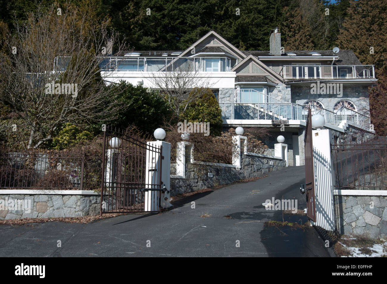 Großes Haus und bewachten Einfahrt in britischen Eigenschaften, West Vancouver, Britisch-Kolumbien, Kanada Stockfoto