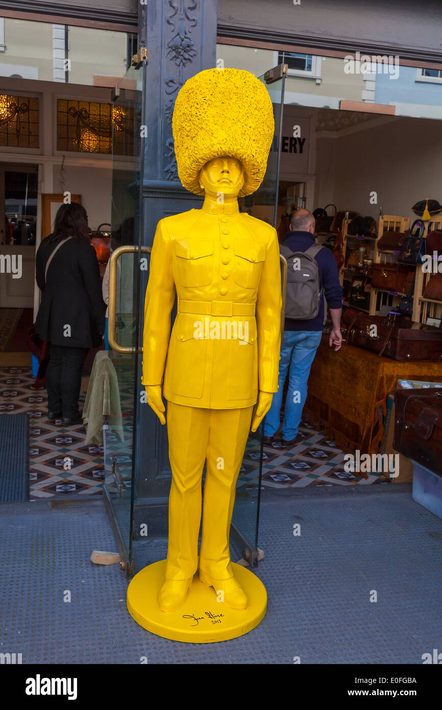 Gelb lackierte Mannequin der Gardist Portobello Road London Stockfoto