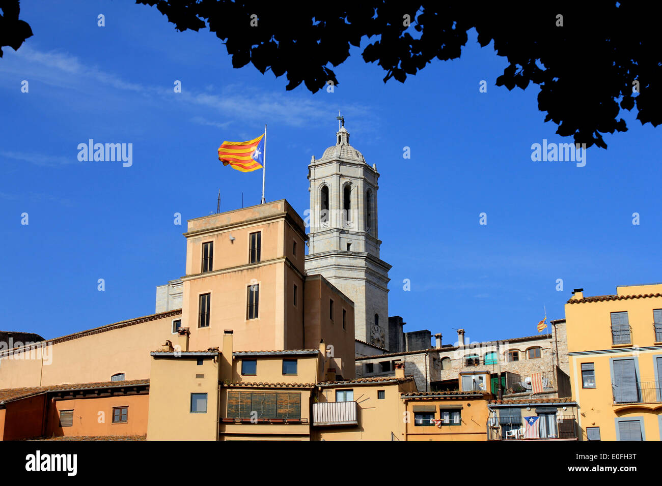 Kathedrale von Girona und die katalanische Flagge über den alten Teil der Stadt, Girona, Katalonien, Spanien Stockfoto