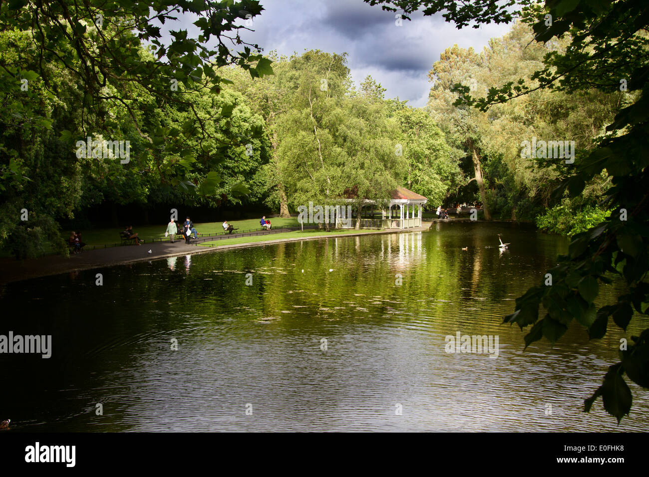 Europa; Dublin; St.-Stephans grün; Park; See; Garten; Menschen; Sonne; Zu Fuß erreichen; Entspannen Sie sich. Bäume; Viktorianischen Stockfoto