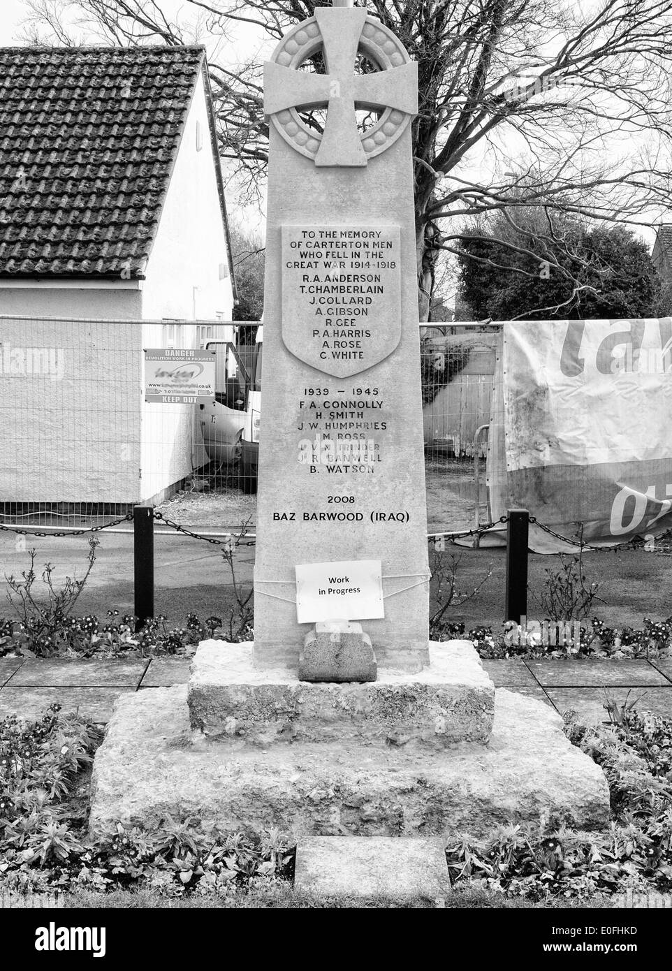Das Kriegerdenkmal in Carterton mit einem Schild mit der Aufschrift "Work In Progress" drauf. Stockfoto