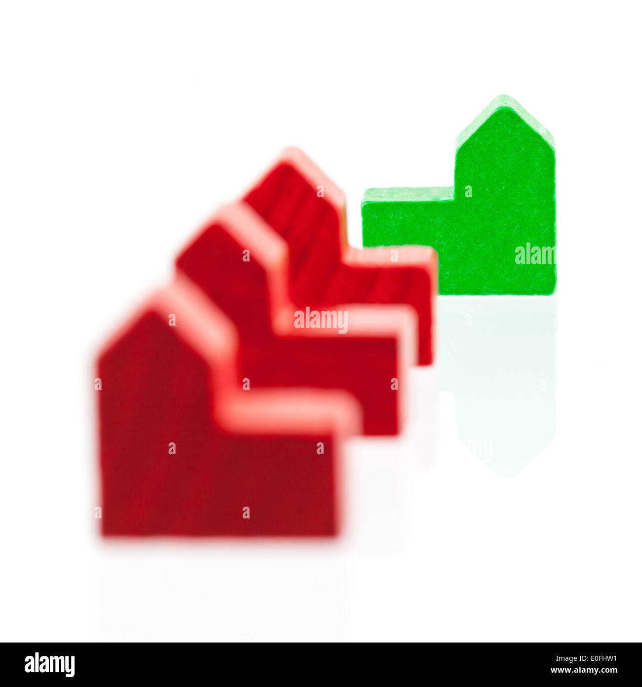 Kleine Holzhäuser isoliert, Fokus auf grünes Haus mit Spiegelbild Stockfoto