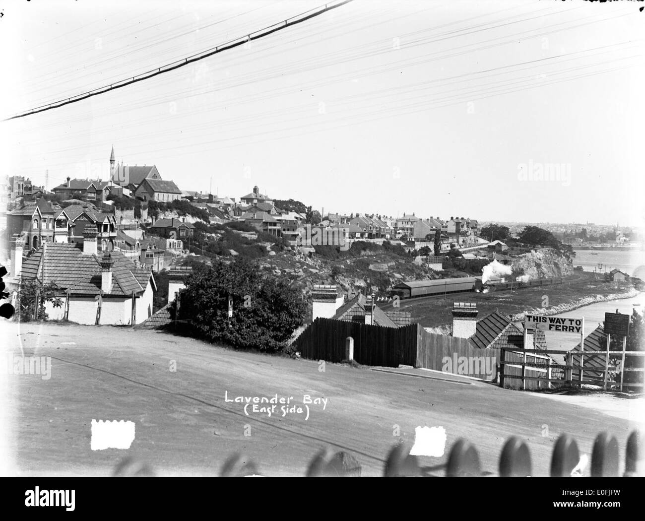 Dieses Schwarzweiß-Bild zeigt die Ostseite der Lavender Bay in New South Wales mit ihrer natürlichen Schönheit und der umliegenden Landschaft. Es bietet einen historischen Blick auf die Bucht mit der Landschaft, den Bäumen und den Küstenmerkmalen. Stockfoto