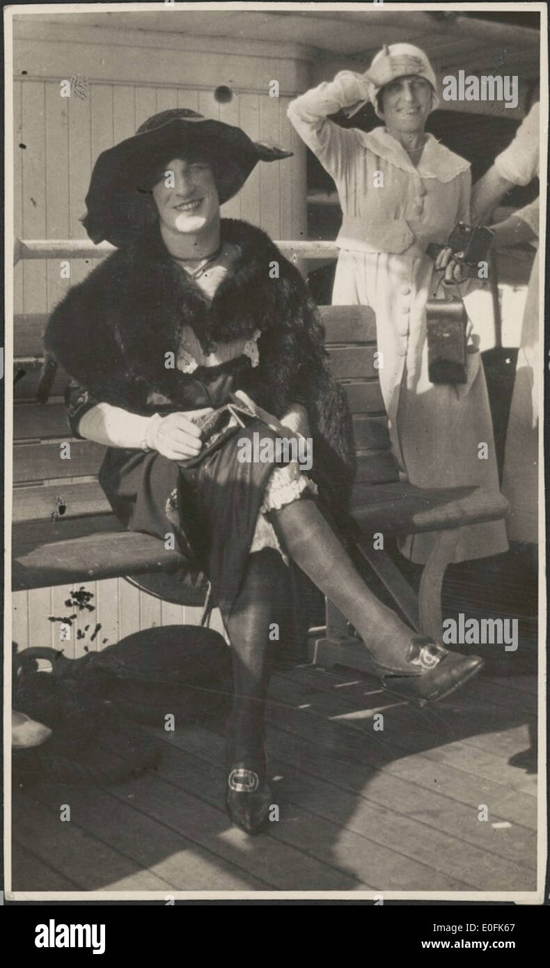 Sir Charles Kingsford Smith, ein berühmter australischer Flieger, gekleidet an Bord eines Schiffes. Dieser verspielte Moment ist bekannt für seine Pionierleistungen in der Luftfahrt und steht im Kontrast zu seiner ernsthaften Persönlichkeit in der Öffentlichkeit. Stockfoto