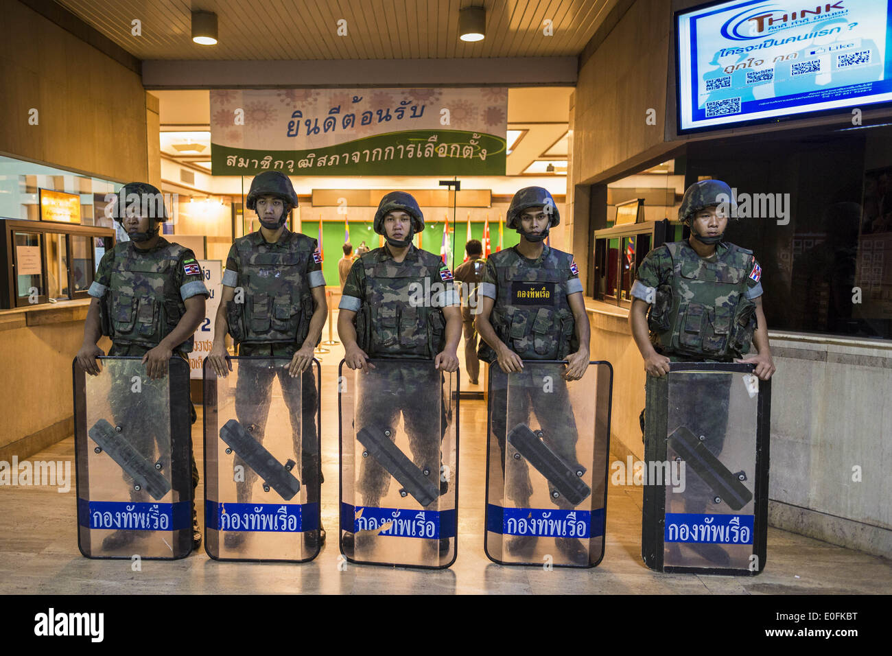 Bangkok, Thailand. 12. Mai 2014. Thailändische Soldaten bewachen Zugang zum Senat Gebäude auf dem Gelände des Parlaments. Mehrere tausend Demonstranten mit den Menschen demokratische Reform Committee (Separatistischen) den Zugang zu den thailändischen Parlamentsgebäude in Bangkok als Teil ihrer anhaltenden Proteste gegen die Regierung blockiert. Das Parlament befindet sich nicht in Session und wurde von ehemaligen Premierministerin Yingluck Shinawatra aufgelöst, aber der Senat ist in der Sitzung. Stockfoto