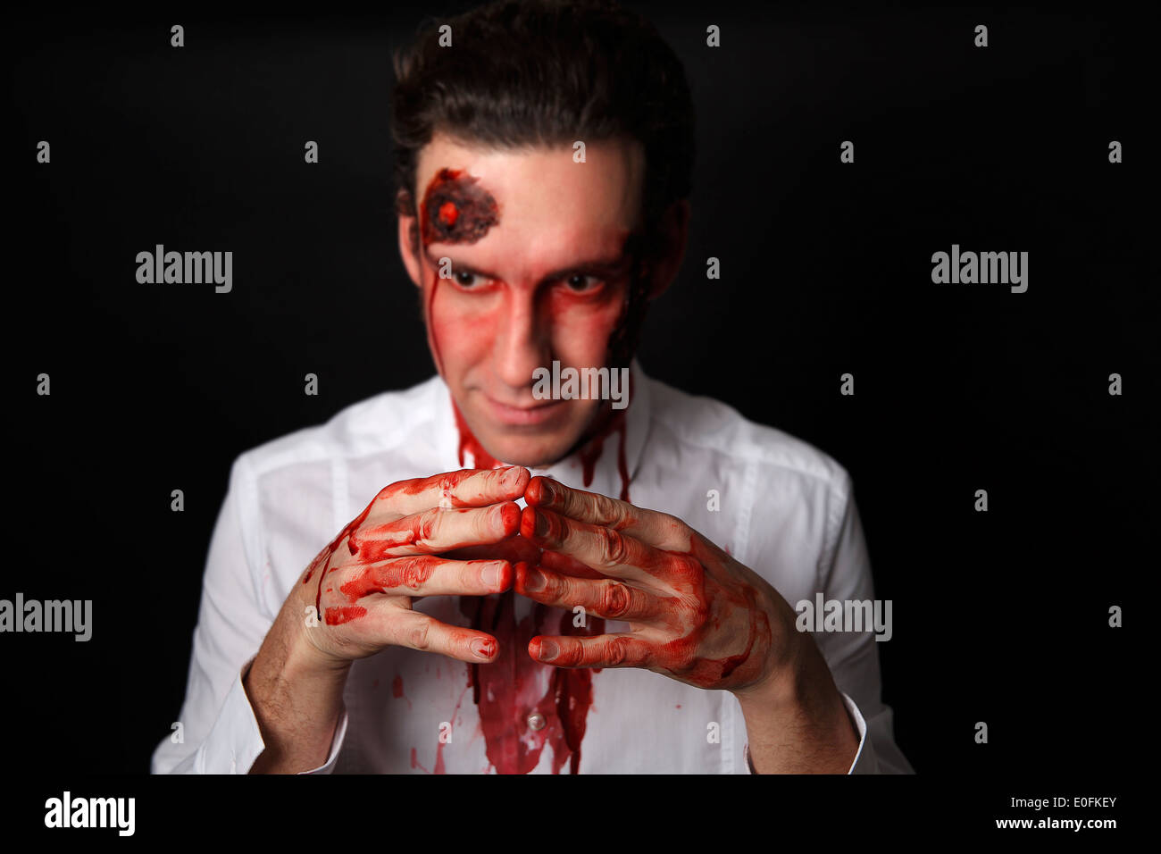 Psychopath mit blutigen Händen in ein weißes Hemd Stockfoto