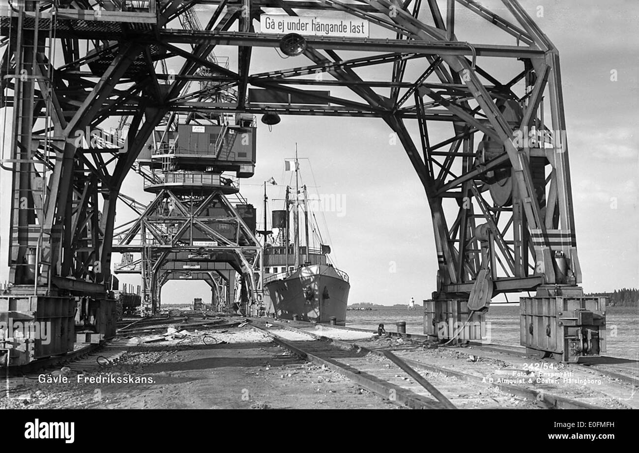 Ein malerischer Blick auf den Hafen von Fredriksskans in Gävle, Kreis Gävleborg, Schweden. Dieses Bild zeigt die natürliche Schönheit und maritime Geschichte der Gegend, einschließlich der Küste, Bäume und der umliegenden Landschaft. Stockfoto