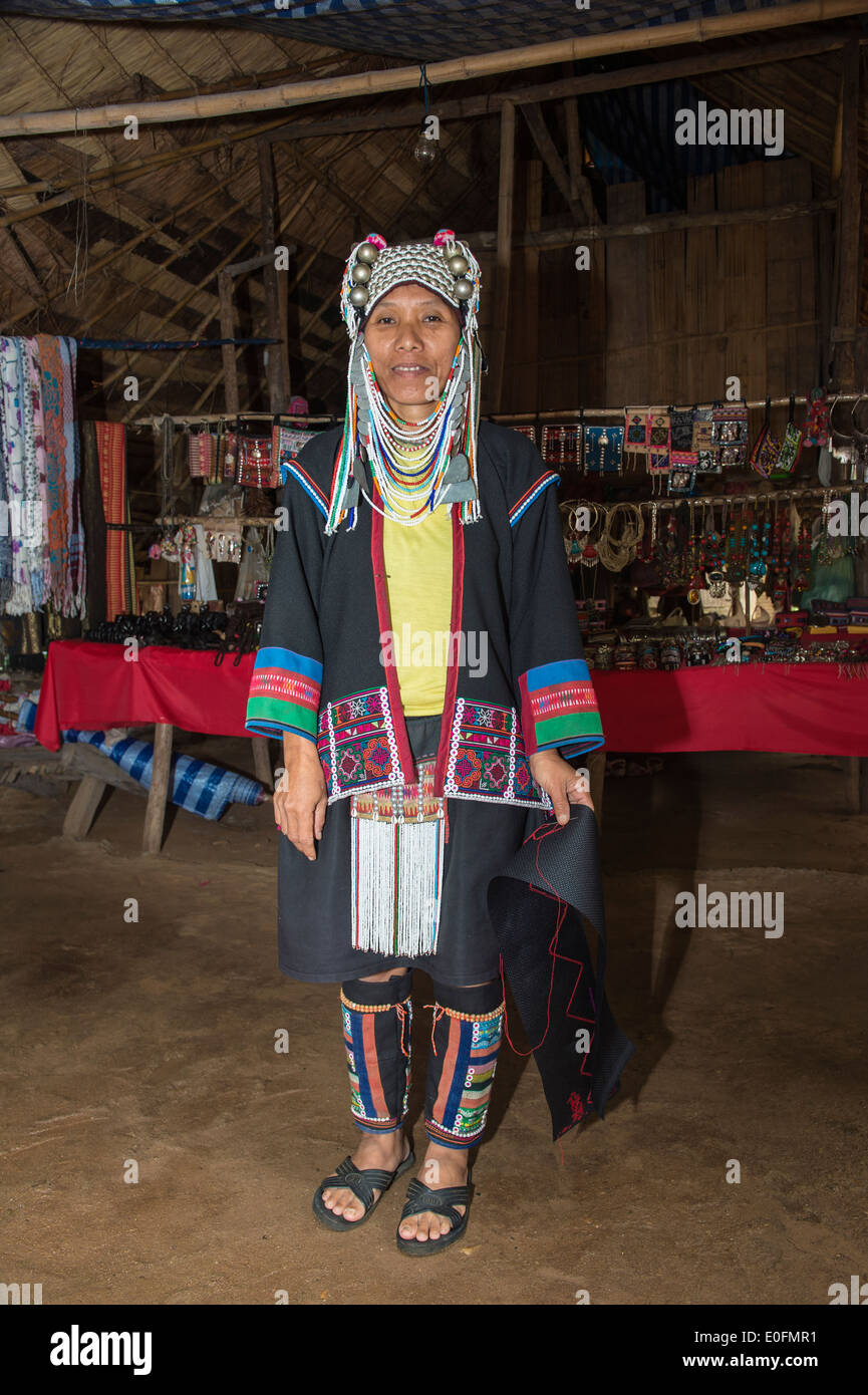 Akha Tribeswoman in traditioneller Kleidung und tragen einen kunstvollen Kopfschmuck, Chiang Mai, Thailand Stockfoto