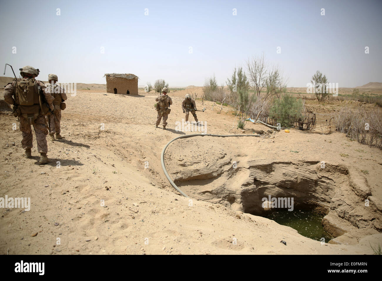 US-Marines mit der Bravo Company Angriff Kraft spricht Patrouille am Rande eines Dorfes während einer Theke Aufstand Mission 1. Mai 2014 in Tagvreshk Dorf, Provinz Helmand, Afghanistan. Stockfoto