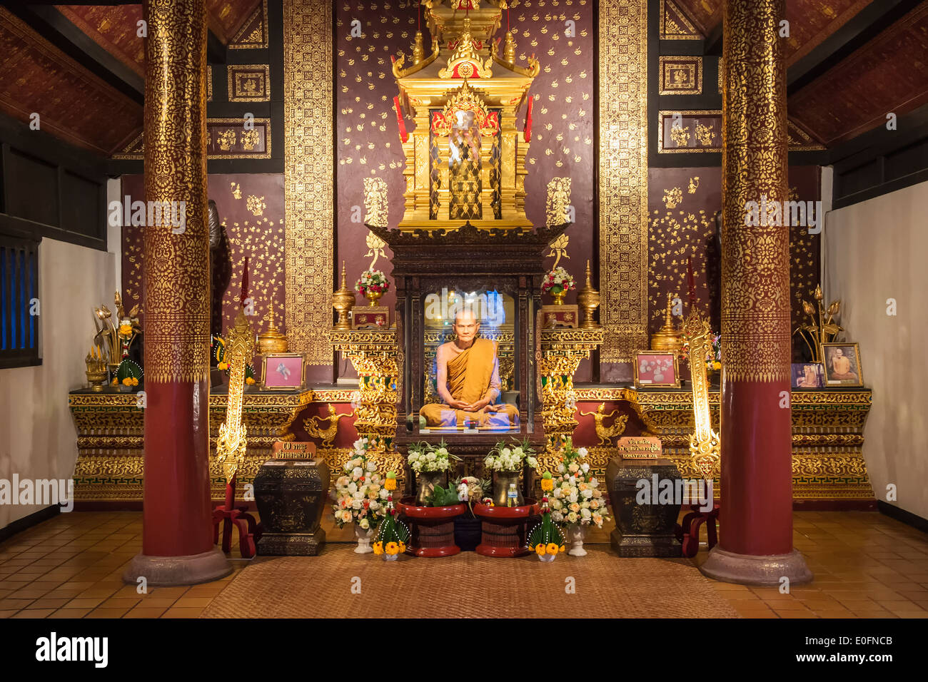 Lebensechte Statue von einem verehrten Mönch, Wat Chedi Luang, Chiang Mai, Thailand Stockfoto