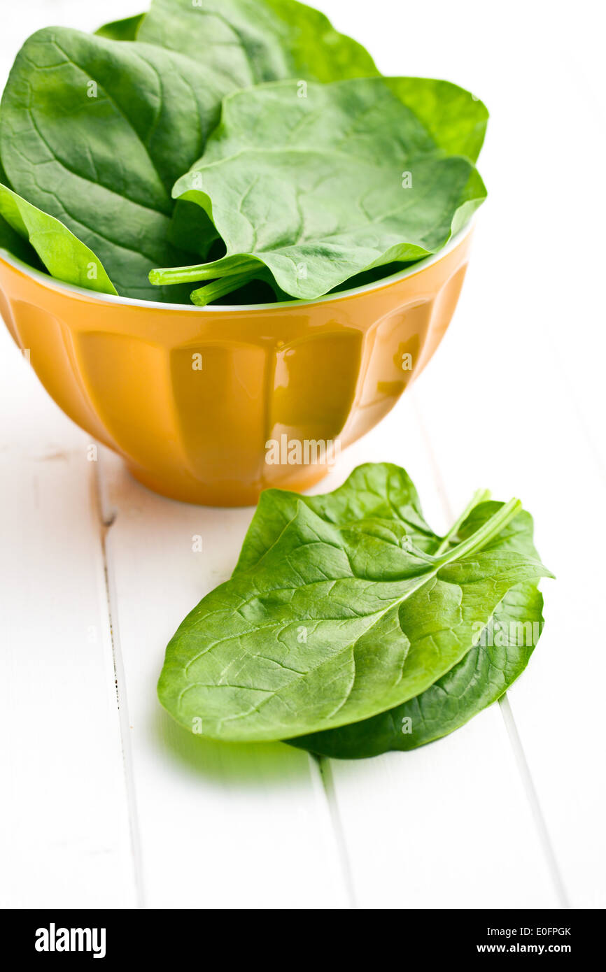 grüne Blattspinat auf Küchentisch Stockfoto