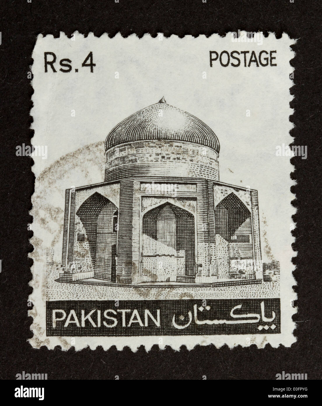 PAKISTAN - CIRCA 1970: Briefmarke gedruckt in Pakistan zeigt ein großes Gebäude in schwarz und weiß, ca. 1970 Stockfoto