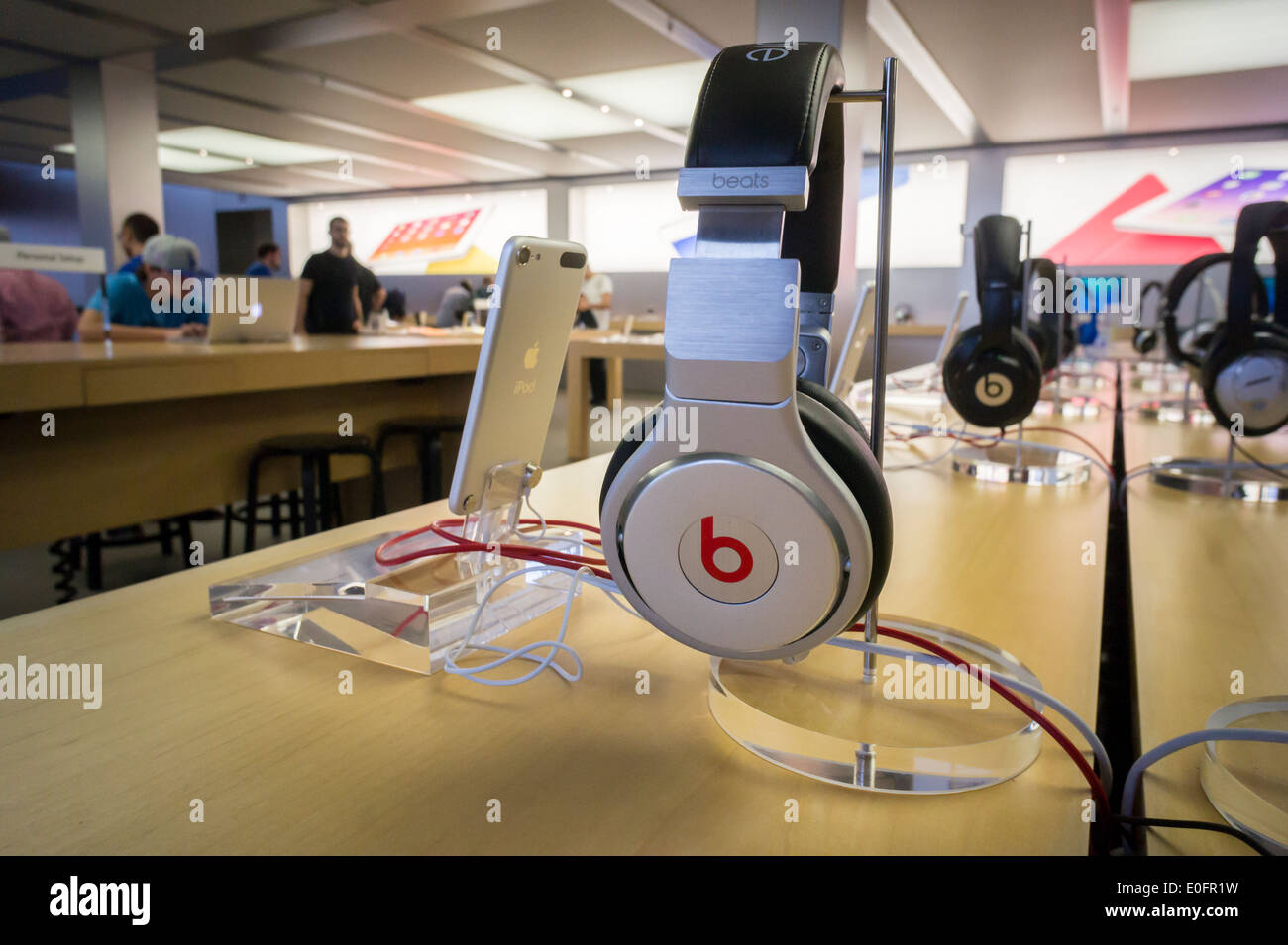 Kopfhörer von Beats Electronics gesehen in einem Apple Store in New York Stockfoto