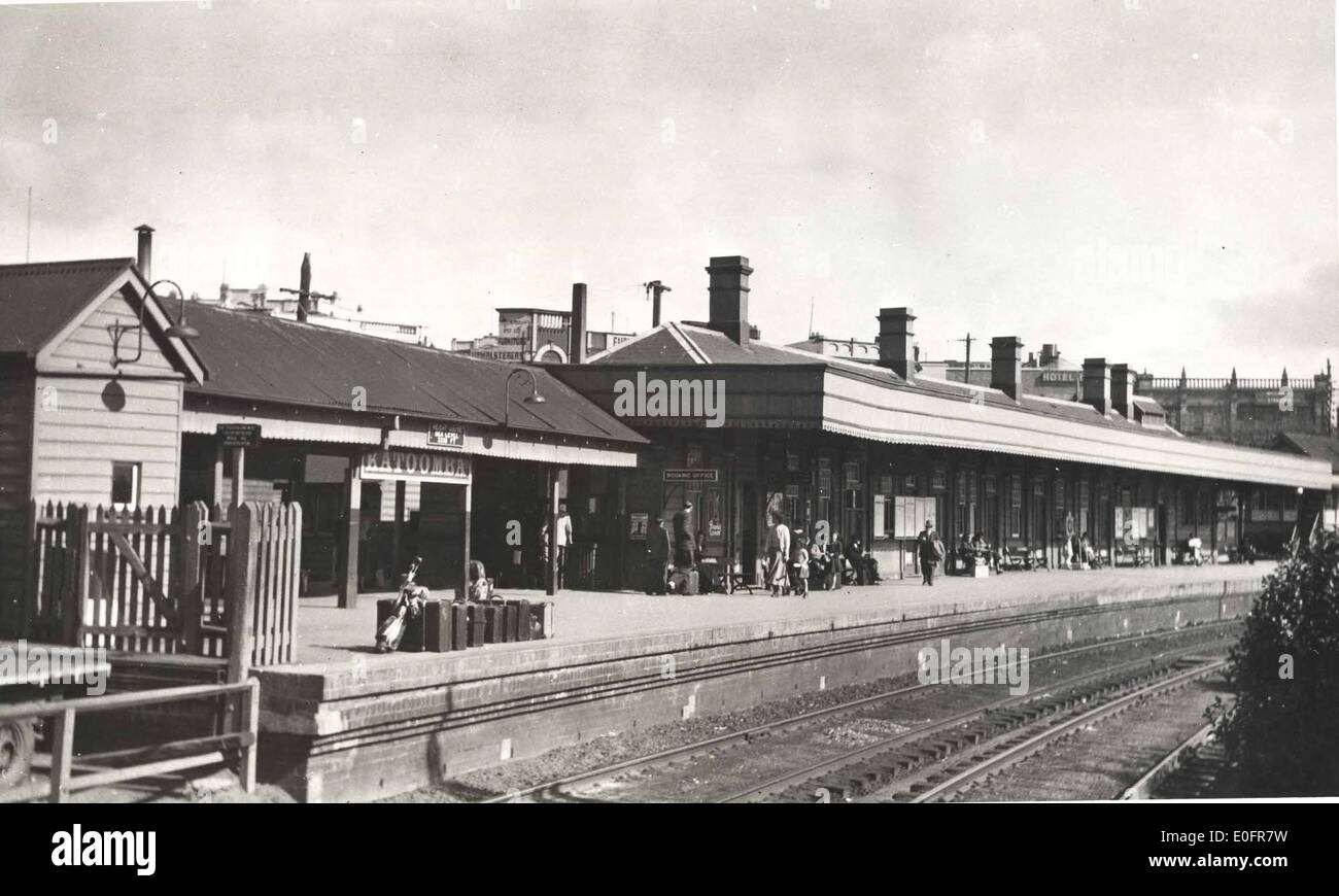 Ein historisches Schwarzweißfoto des Bahnhofs Katoomba in New South Wales, Australien. Der Bahnhof wird mit umliegendem Grün und der berühmten Landschaft der Gegend gezeigt. Stockfoto