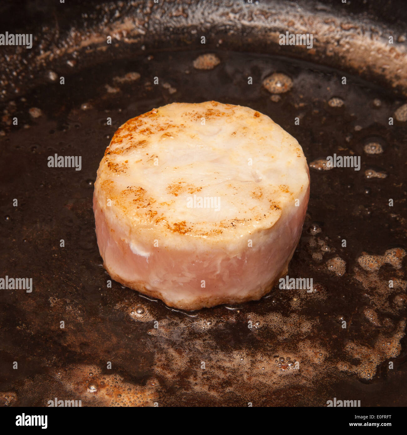 Krokodil-Steak in der Pfanne kochen. Stockfoto