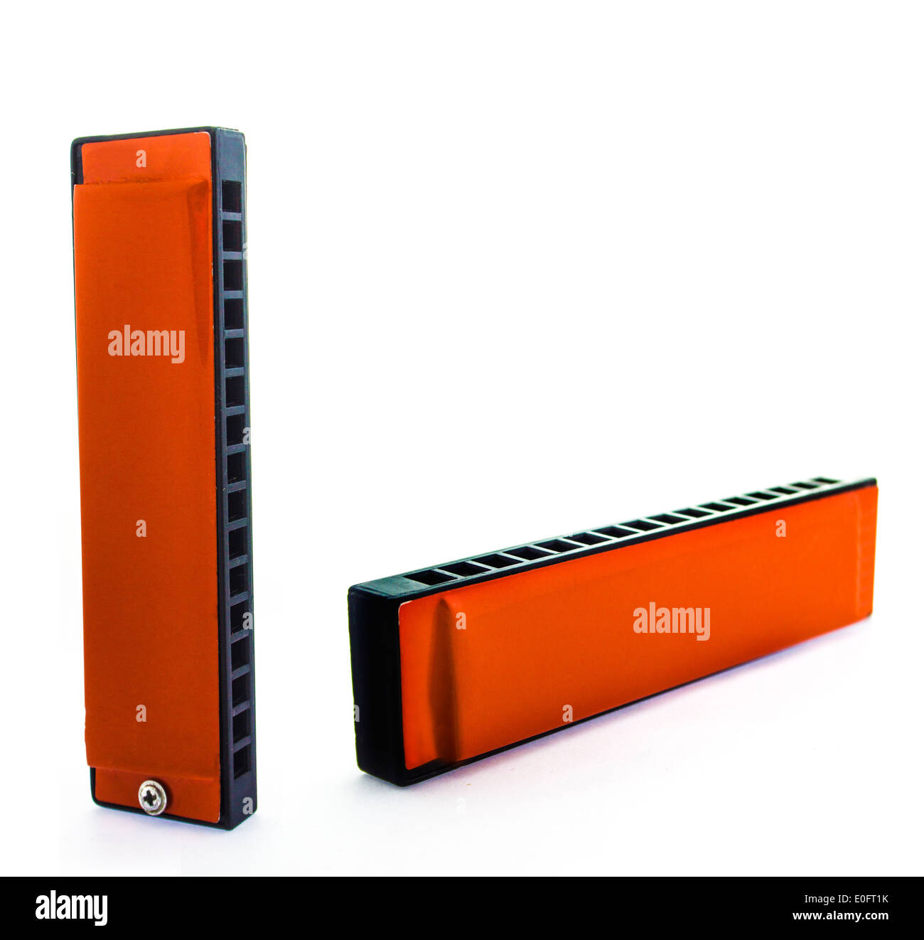 Orange Mundharmonika auf ein weißer Hintergrund Stockfoto