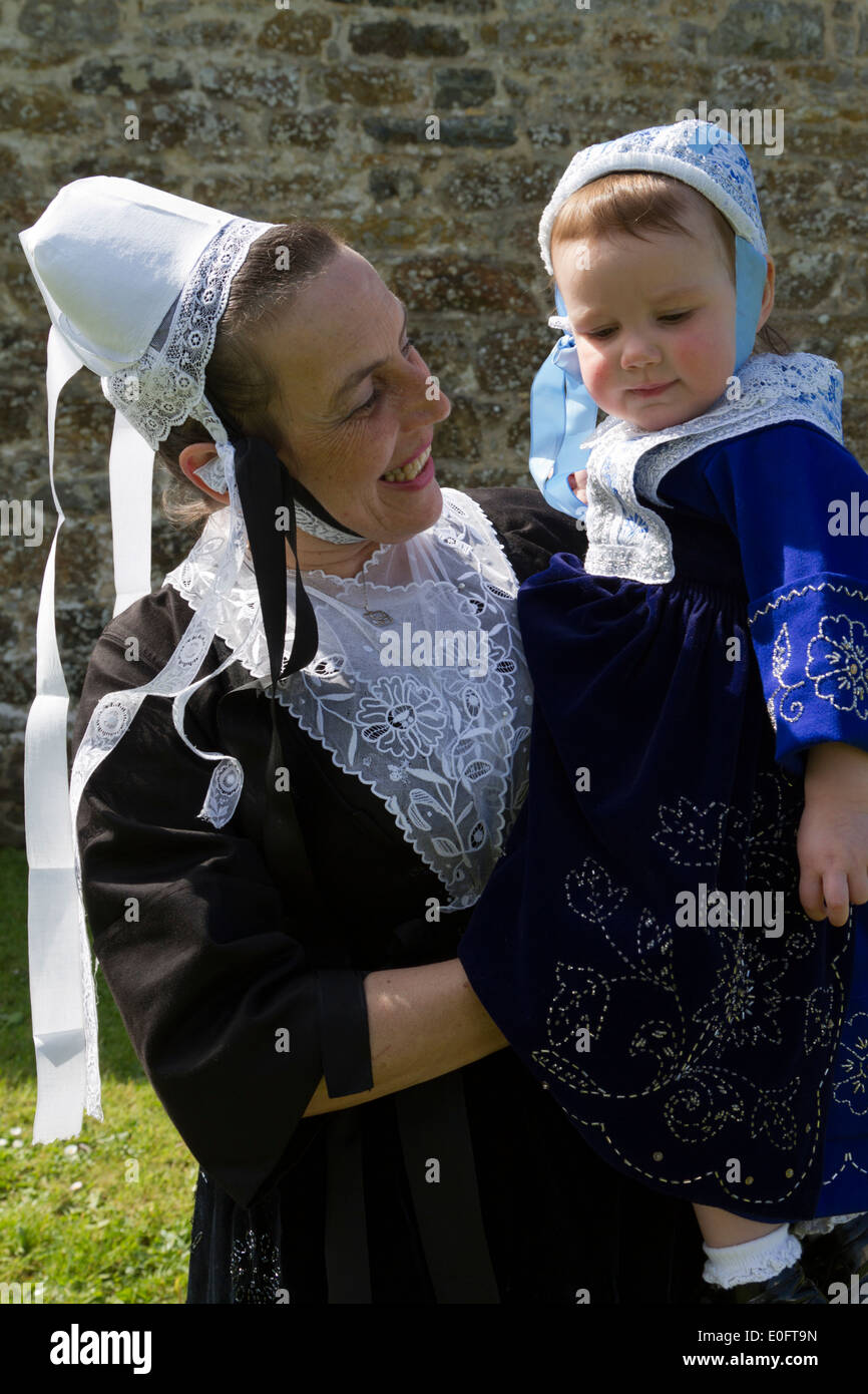 Eine Mutter und ihre Tochter in traditioneller Tracht von Plougastel Brittany France Stockfoto