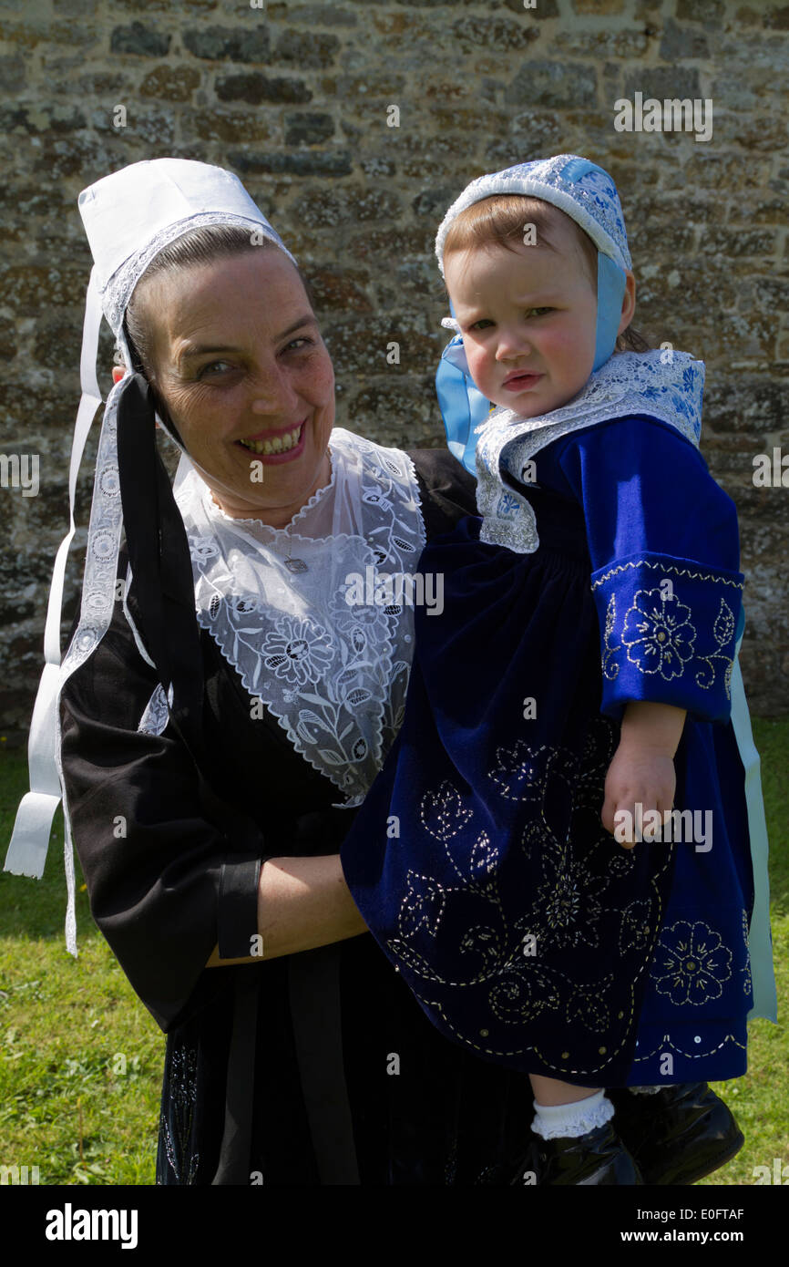 Eine Mutter und ihre Tochter in traditioneller Tracht von Plougastel Brittany France Stockfoto