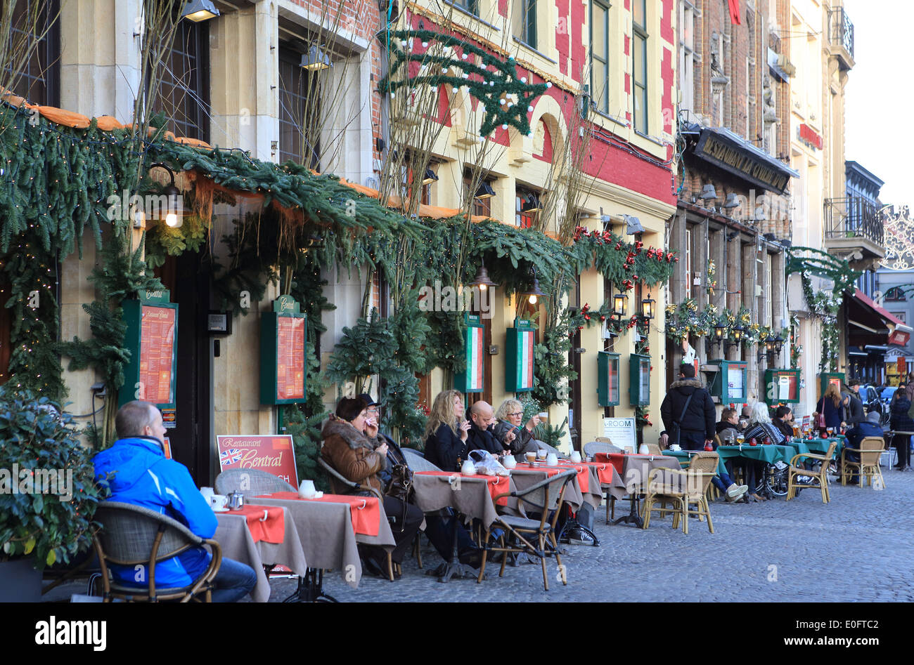 Bars und Restaurants am Marktplatz, in der Weihnachtszeit, in Brügge, Belgien Stockfoto