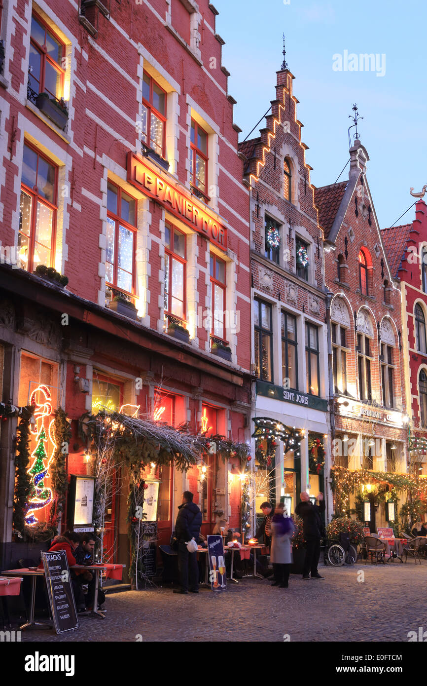 Restaurants dekoriert zu Weihnachten, am Abend, am Marktplatz, in Brügge, West-Flandern, Belgien Stockfoto
