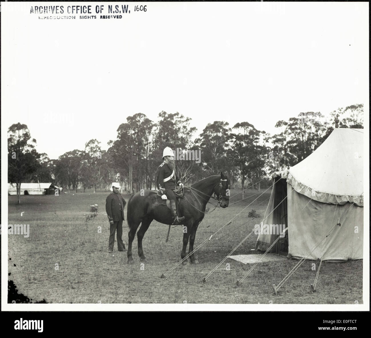 Dieses Bild soll Freiwillige aus New South Wales während eines Ostercampings in Windsor im April 1884 zeigen. Der berittene Soldat vor einem Zelt stellt die militärische Ausbildung und Vorbereitung der Zeit dar. Stockfoto