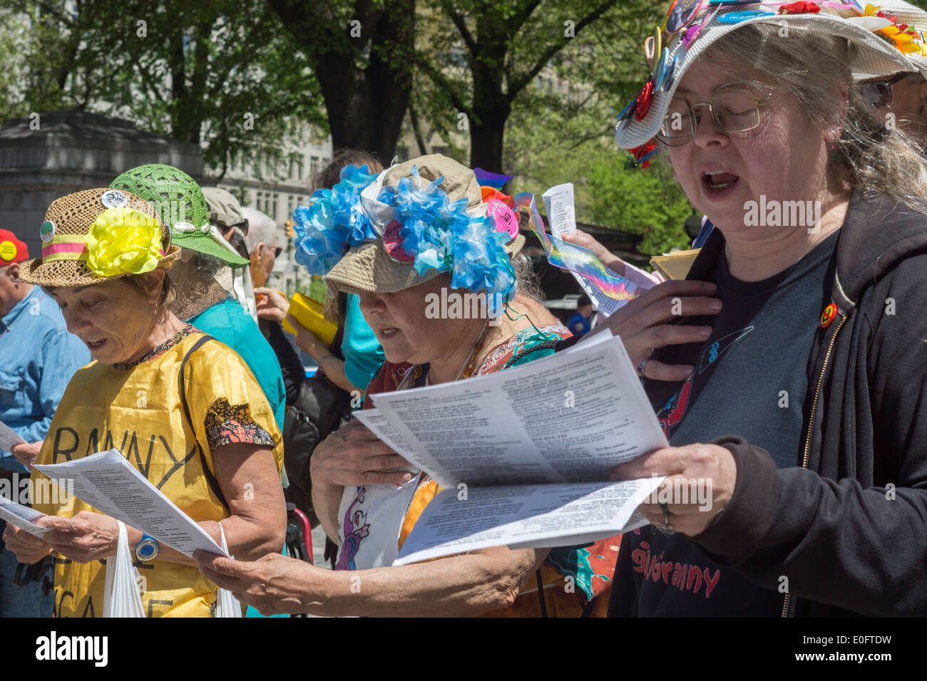 Mitglieder des Granny Peace Brigade und Raging Grannies singen Anti-Kriegs-Lieder am Muttertag Stockfoto