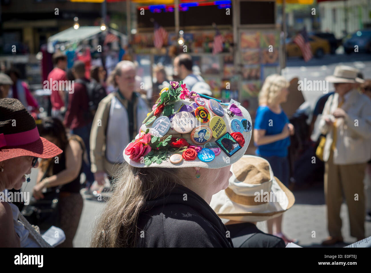 Mitglieder des Granny Peace Brigade und Raging Grannies singen Anti-Kriegs-Lieder am Muttertag Stockfoto