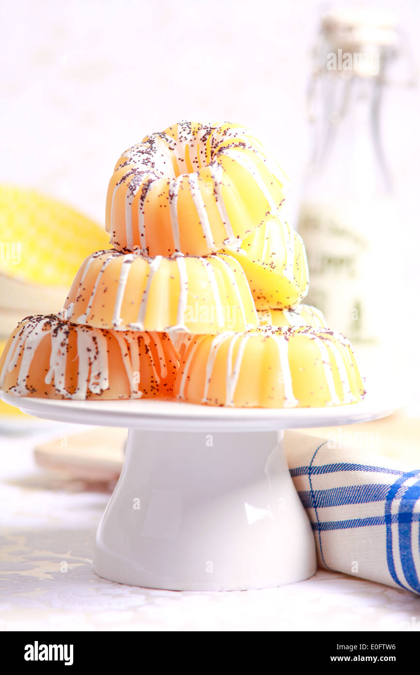 6-Gugelhupf-Form Seifen auf einem weißen Teller mit blauen Serviette dienen. Stockfoto