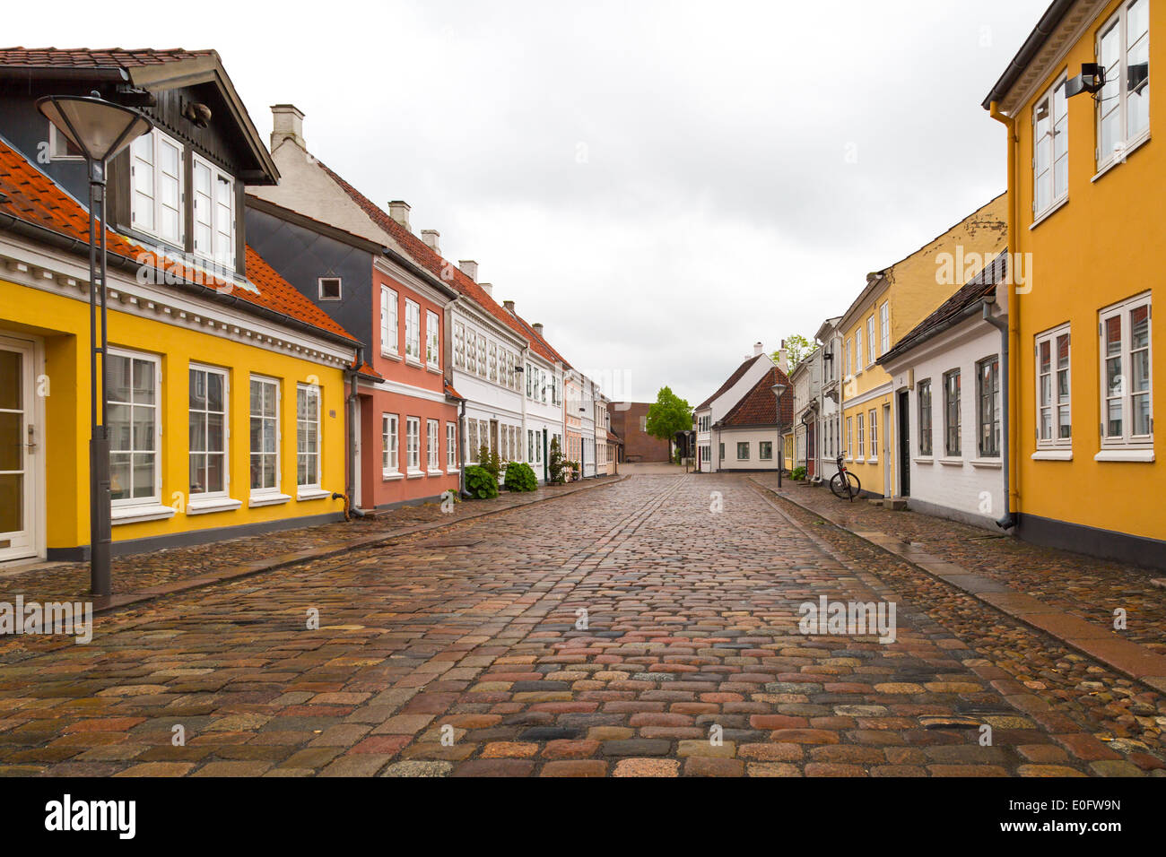Niedrigen Winkel Ansicht der old Street in der Innenstadt von Odense, Dänemark. Stockfoto