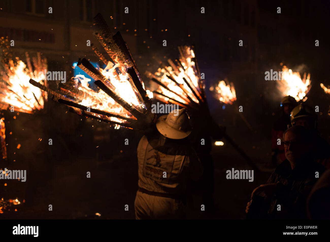 Ein Foto von Feuer-Träger auf dem Festival bekannt als Chienbäse, in Liestal, Schweiz. Es ist eine jährliche Tradition im März. Stockfoto