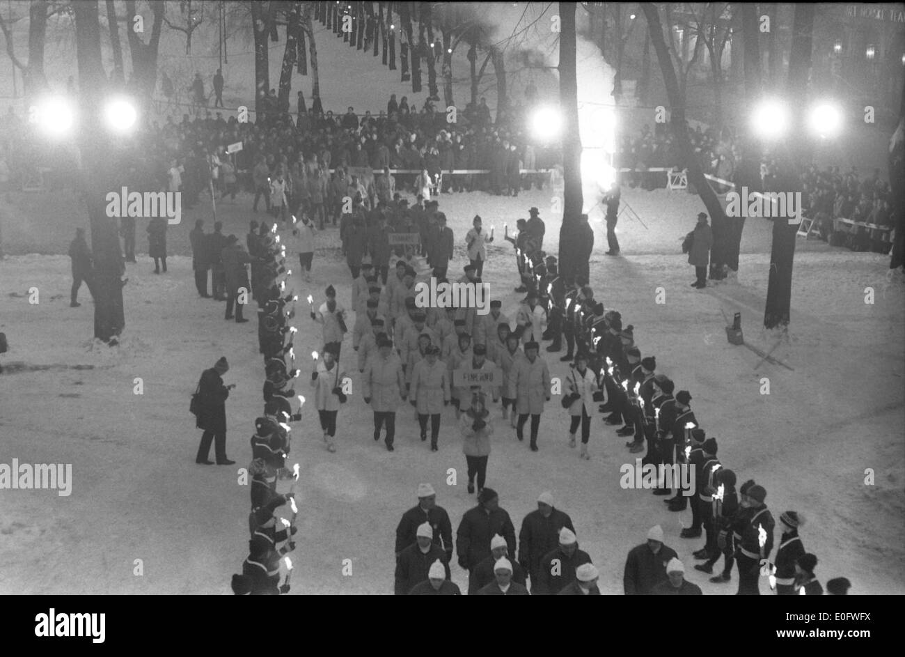 Ein Foto, das die Eröffnungszeremonie bei der FIS-Ski-Weltmeisterschaft 1966 feststellt und ein großes Wintersportereignis in Norwegen widerspiegelt. Stockfoto