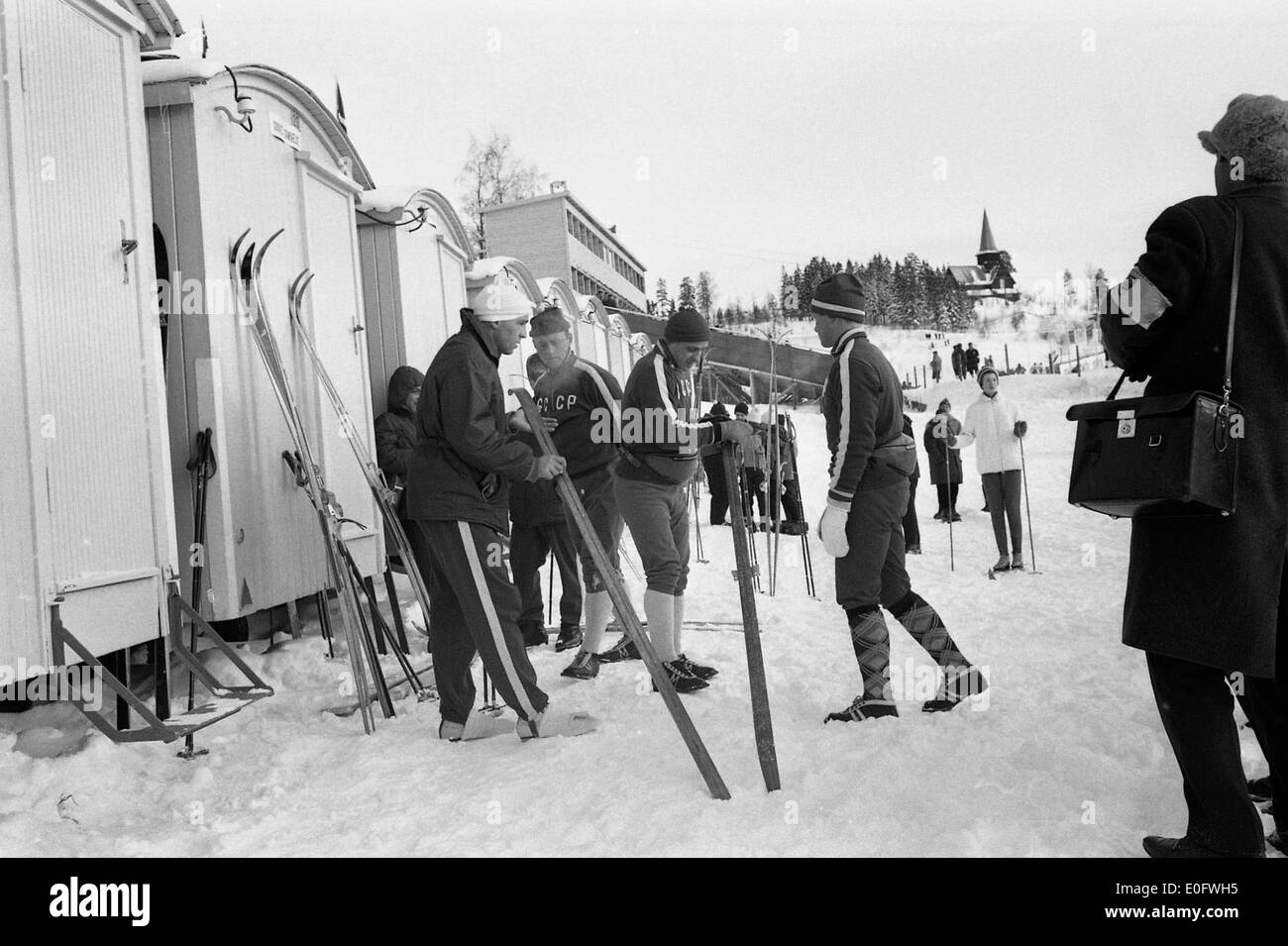 Eine Szene, in der sich während der Ski-Weltmeisterschaft 1966 in Oslo, Norwegen, intensive Aktivitäten außerhalb der sowjetischen Skihütte gezeigt haben, bei denen sich Teilnehmer und Zuschauer zu der Veranstaltung versammelten. Stockfoto