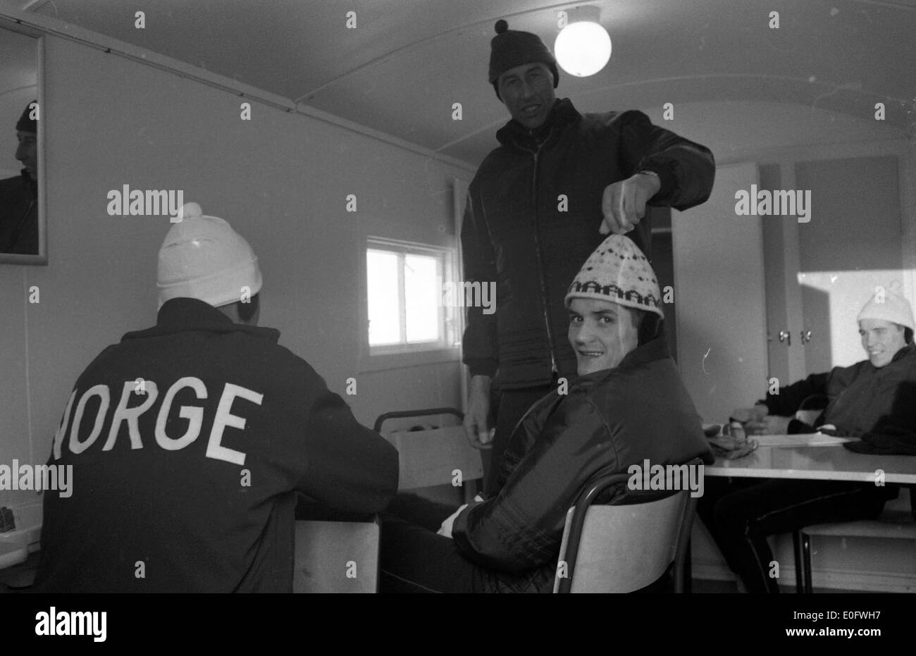 Das Bild der Ski-Weltmeisterschaft 1966 in Oslo zeigt die norwegische Skihalle, „smørrebu“, die während der Veranstaltung verwendet wurde. Das Foto spiegelt die norwegische Skisultur und die historische Bedeutung von Oslo als Gastgeberstadt für internationale Skispiele wider. Stockfoto