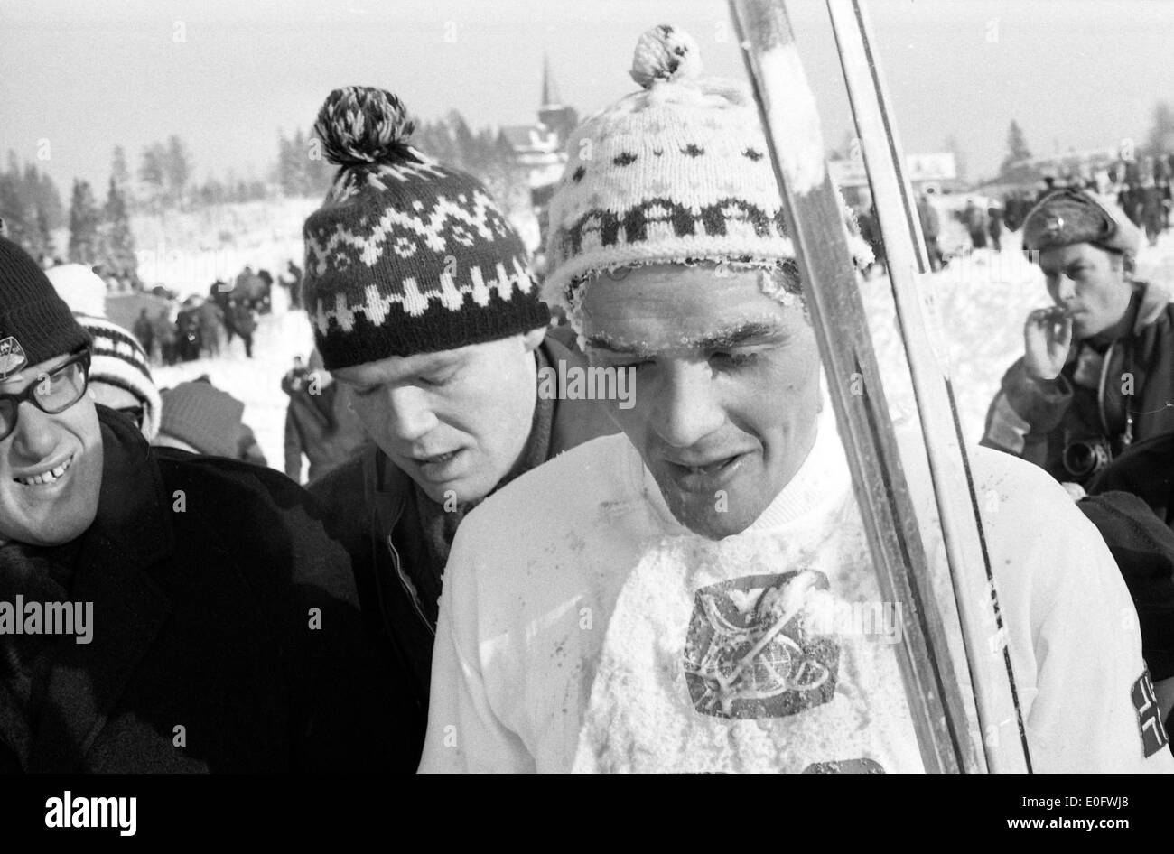 Ein Foto des norwegischen Skifahrers Gjermund Eggen nach Abschluss des 3 km langen Rennens bei der Skiweltmeisterschaft 1966 in Oslo. Das Bild spiegelt die Intensität des Rennens und die Leistung von Eggen wider. Stockfoto