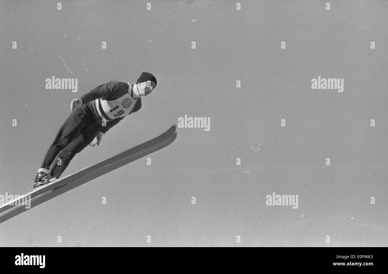 Auf diesem Foto von 1966 gewinnt Paavo Lukkariniemi bei den Weltmeisterschaften in Midtstubakken, Norwegen die Bronzemedaille im Skispringen. Die Veranstaltung ist ein Höhepunkt der finnischen Wintersportgeschichte. Stockfoto