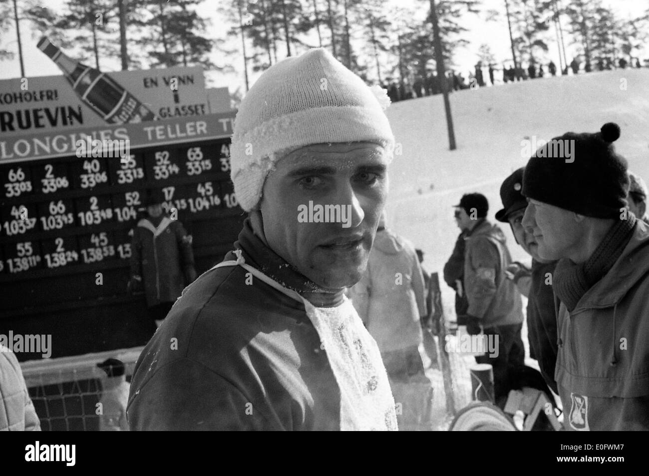Dieses Foto zeigt Anatolji Akentjev nach dem 3-km-Rennen bei der Skiweltmeisterschaft 1966 in Oslo, das seine Erfolge im Langlauf während einer wichtigen internationalen Veranstaltung zeigt. Stockfoto