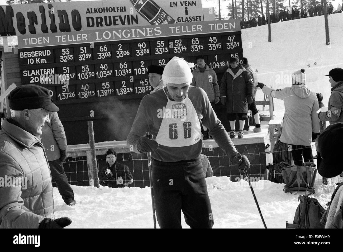 Anatolji Akentjev beendet das 30-km-Rennen bei der Skiweltmeisterschaft 1966 in Oslo und stellt seine Leistung bei einem großen Skilanglauf-Event in der Holmenkollen-Arena vor. Stockfoto