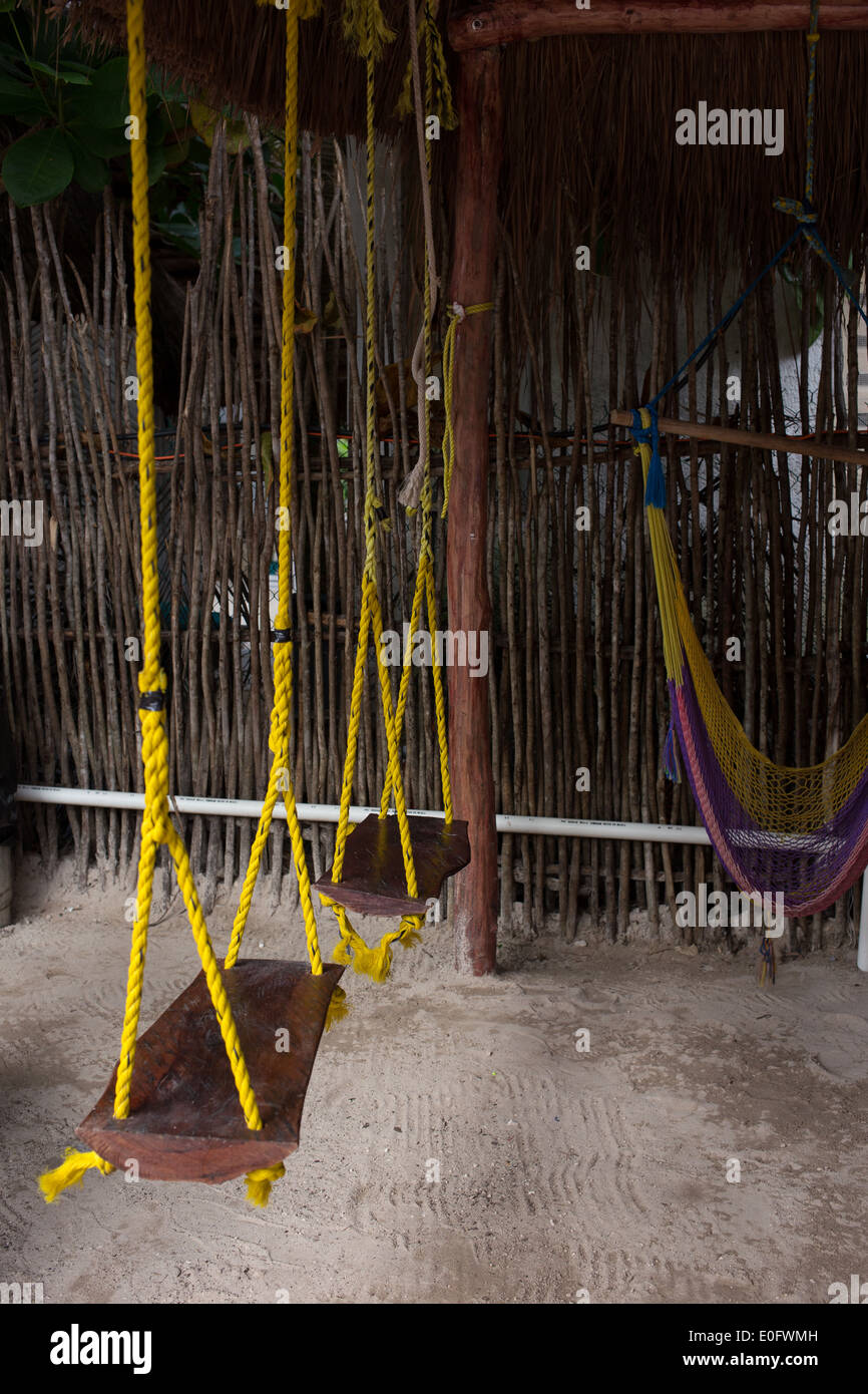 Zwei Schaukeln und einer Hängematte im lässigen Café in Tulum, Mexiko Stockfoto