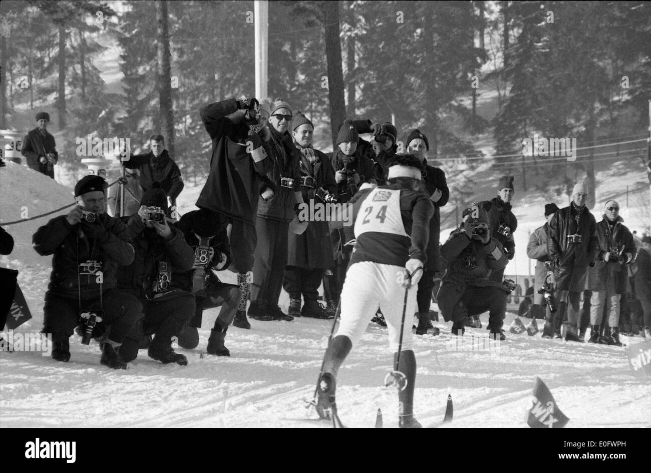 Ein Foto, das während des 15 km langen kombinierten Skirennen bei der Skiweltmeisterschaft 1966 in Oslo aufgenommen wurde. Das Bild fängt einen entscheidenden Moment des Rennens ein und unterstreicht den Wettkampfgeist des Nordischen Skisports. Stockfoto