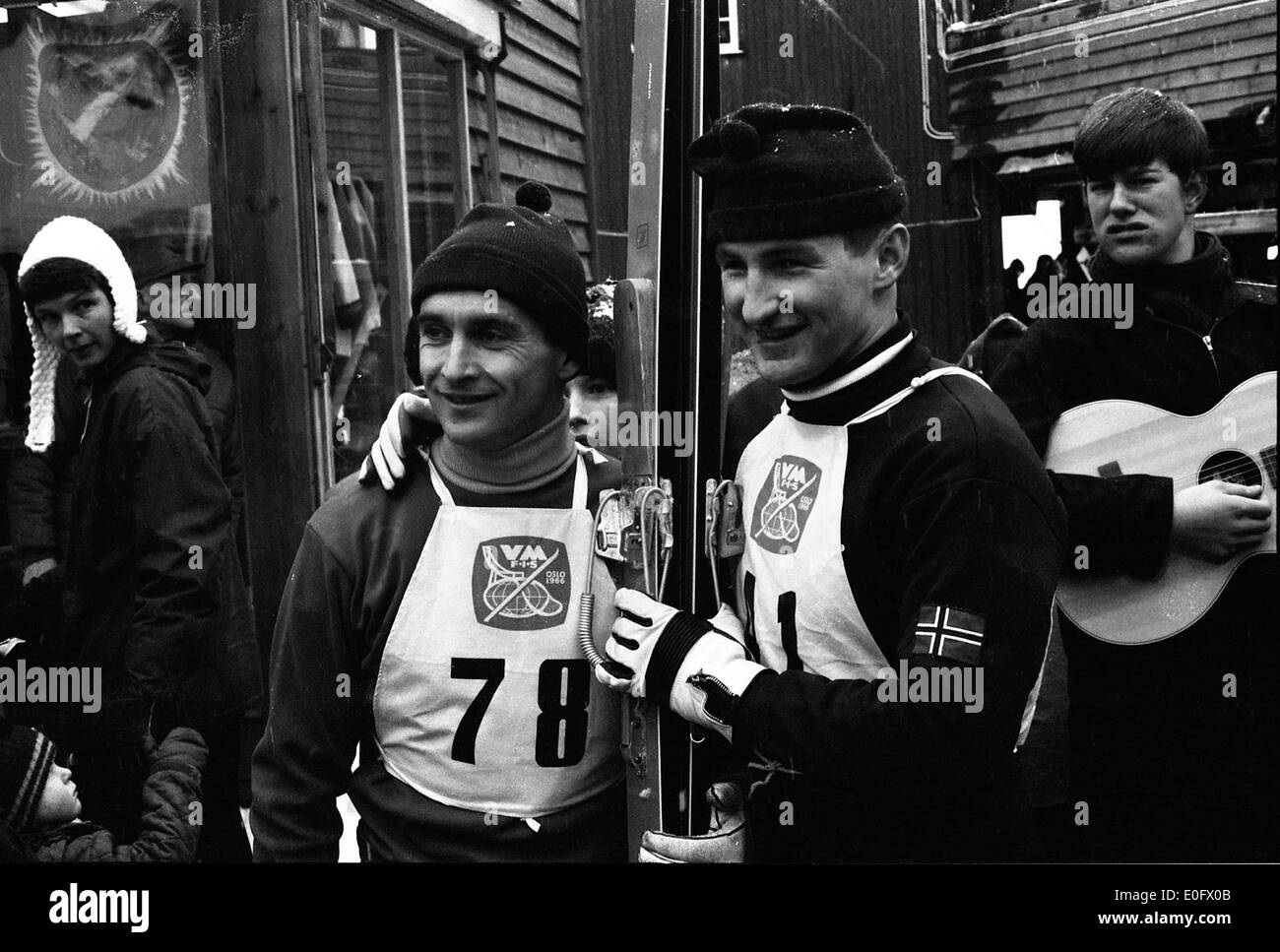 Ein Foto von Bjørn Wirkola und Kjell Sjöberg, bemerkenswerten Figuren im norwegischen Skifahren. Das Bild fängt sie in einem Moment des Triumphes ein und spiegelt ihren Beitrag zum nordischen Sport wider. Stockfoto