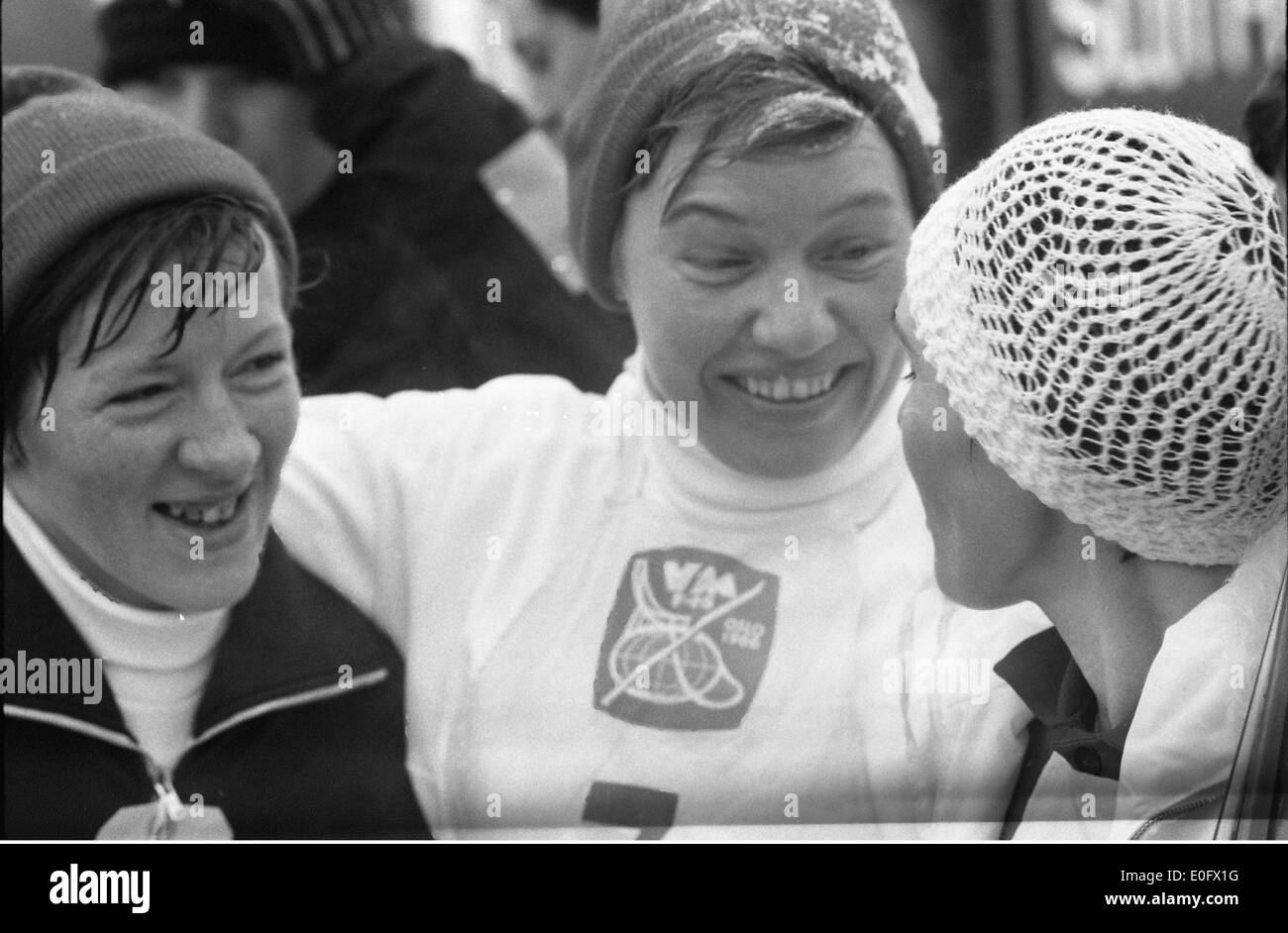 Berit Mørdre Aufles bildete die norwegische Staffelmannschaft für die Ski-Weltmeisterschaft 1966 in Oslo und zeigte Norwegens Stärke im Wintersport. Stockfoto