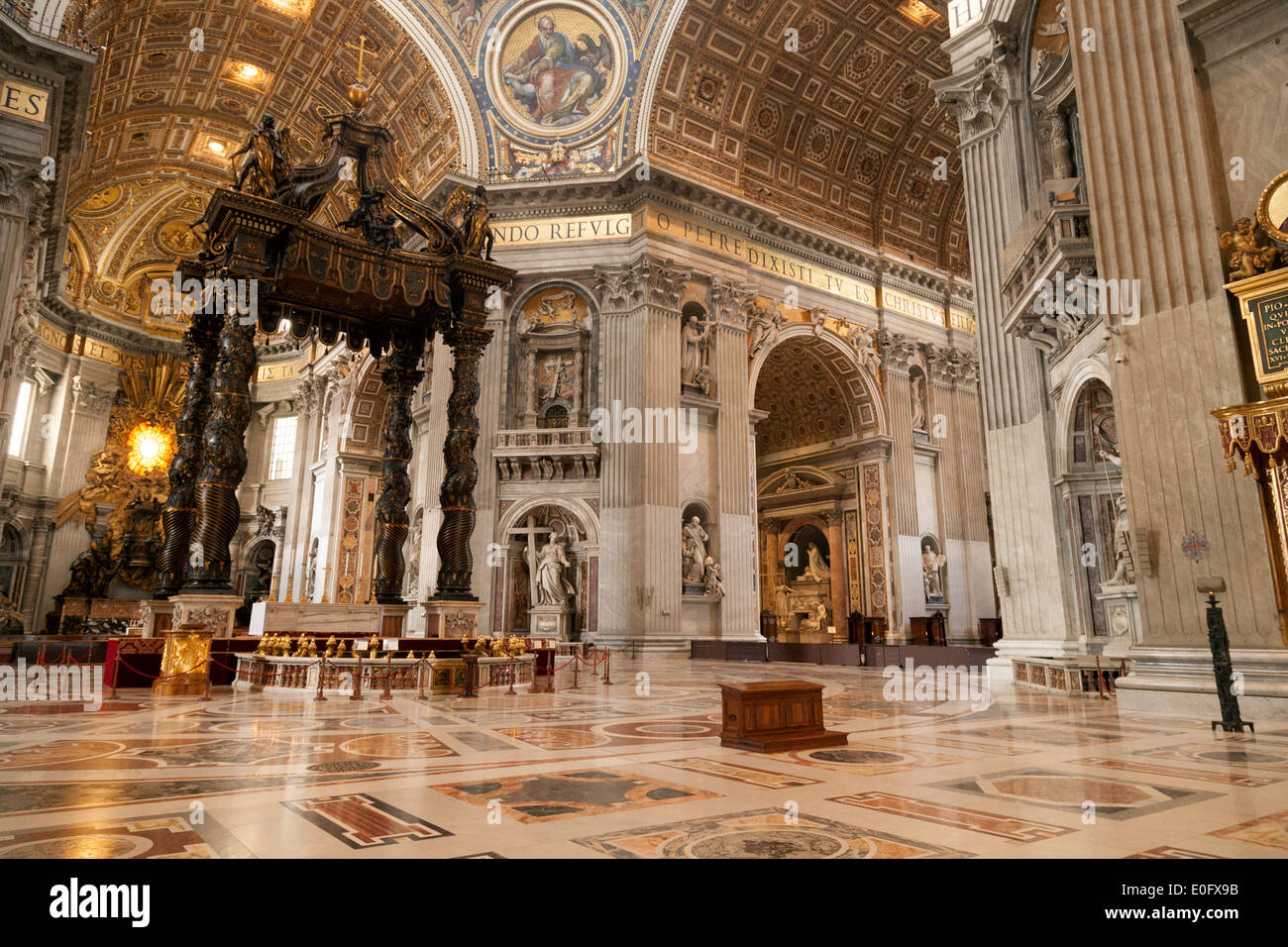 Der Altar und Berninis Baldachin aus Bronze, Str. Peters Basilica Kirche, Vatikan, Rom Italien Europa Stockfoto