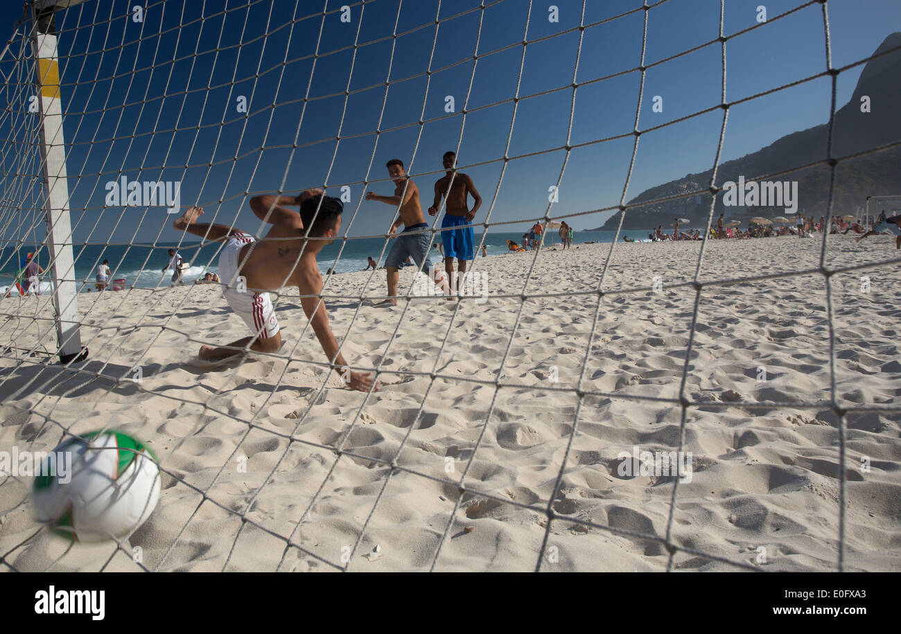 Brasilien-Männer spielen Fußball am Strand von Ipanema und Leblon, Rio De Janeiro Stockfoto