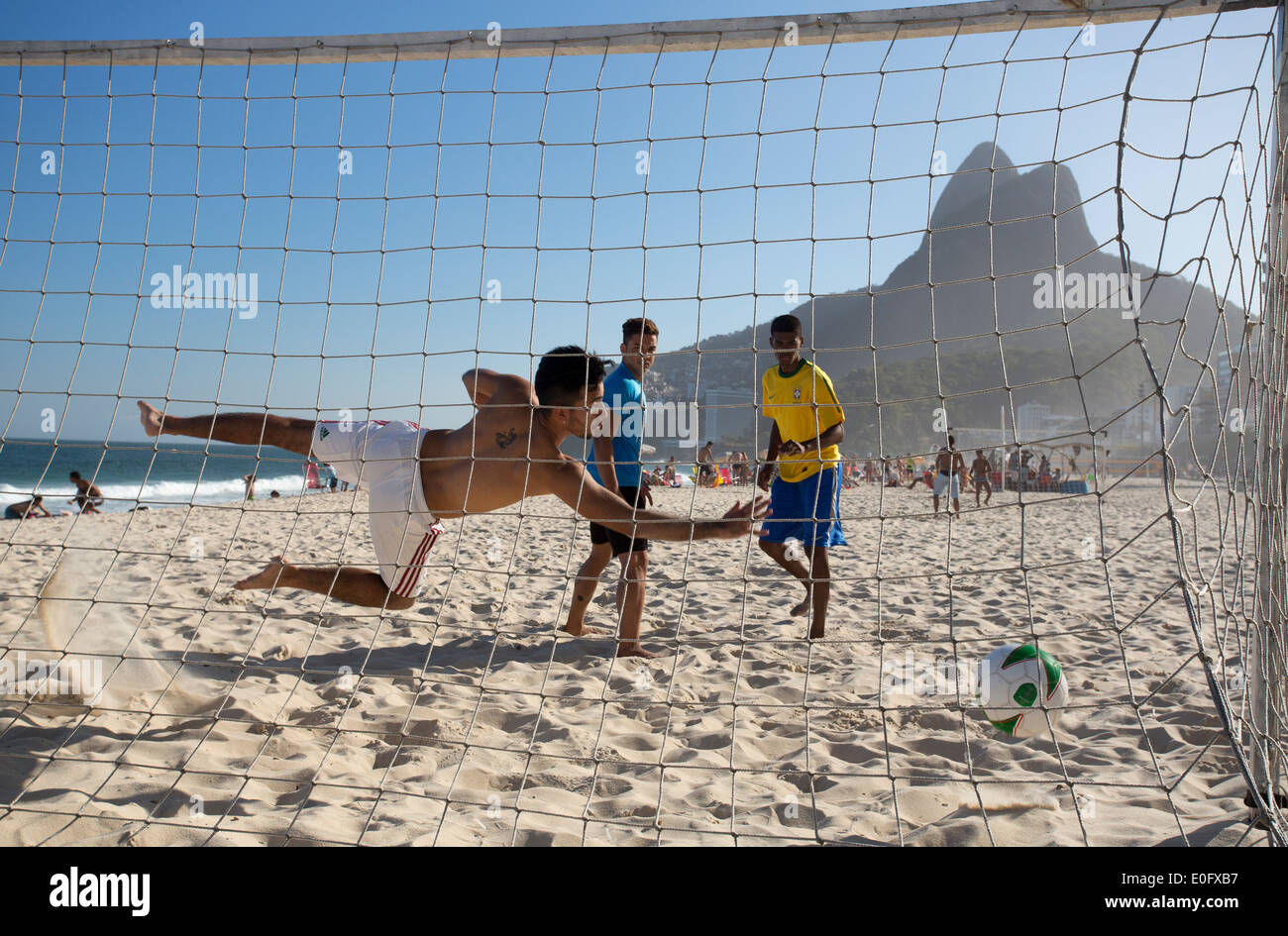 Brasilien-Männer spielen Fußball am Strand von Ipanema und Leblon, Rio De Janeiro Stockfoto